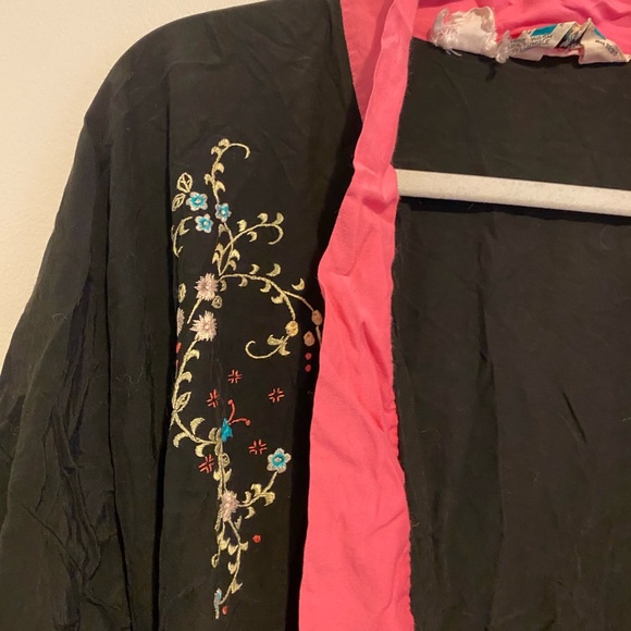 Vintage black and pink embroidered short robe - Picture 2 of 9